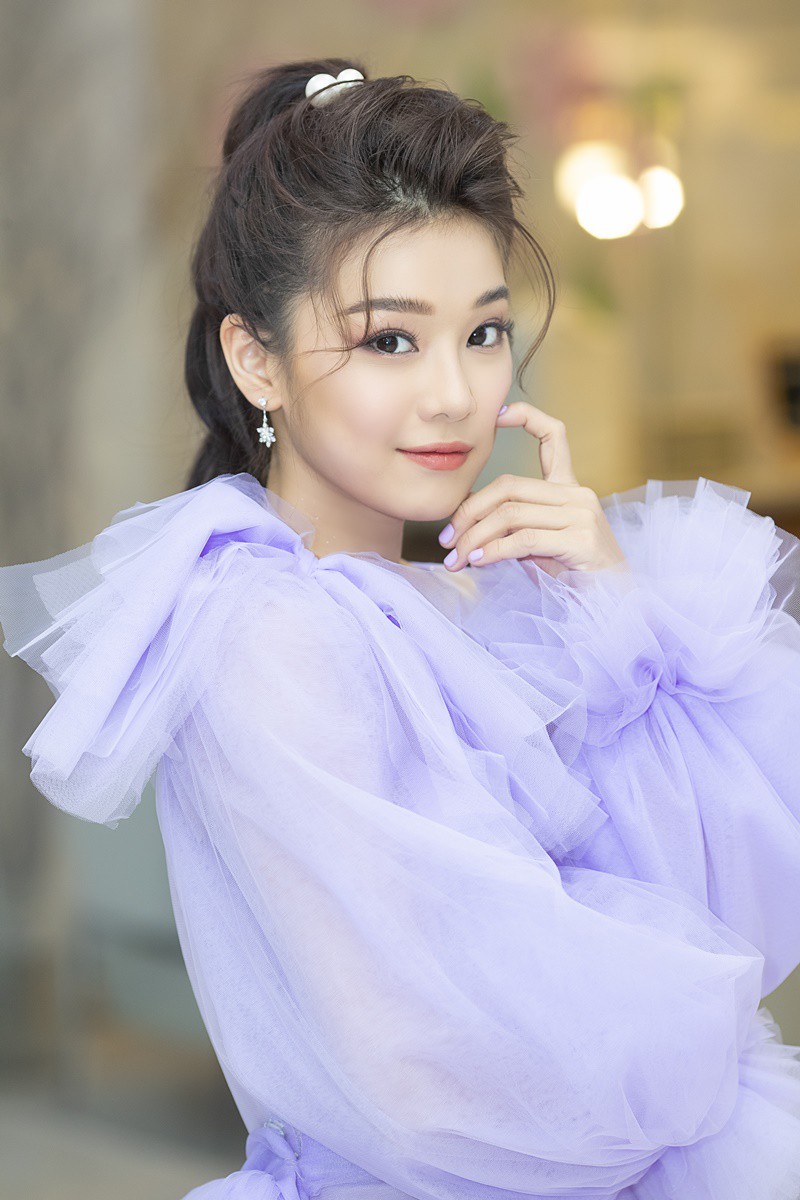 hoang yen chibi dien vay tim rim dieu da, deo khau trang ra mat phim hinh 7