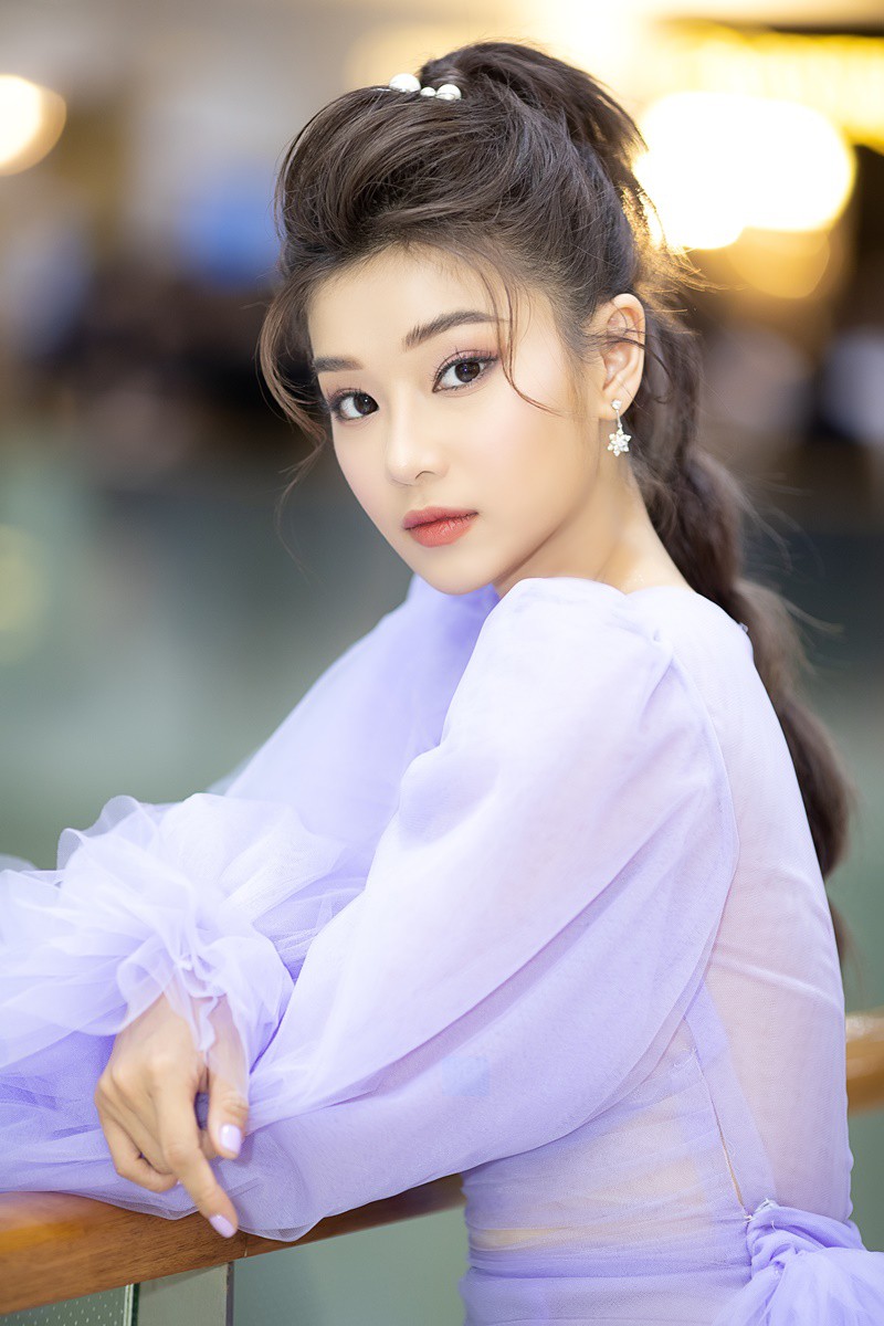 hoang yen chibi dien vay tim rim dieu da, deo khau trang ra mat phim hinh 9