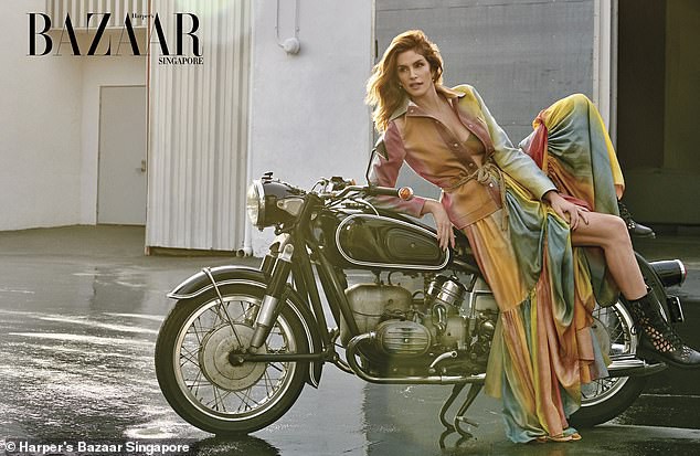 cindy crawford "bien mat" nep nhan, tre trung tren bia tap chi hinh 3