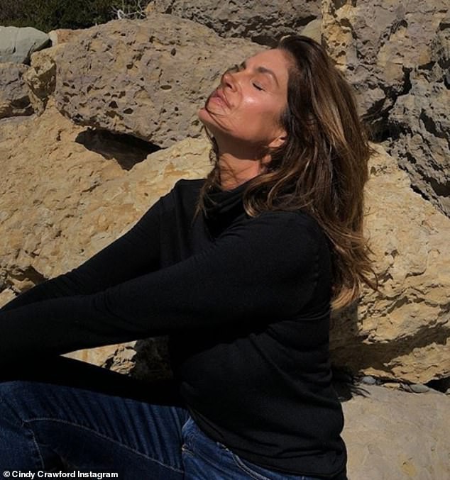cindy crawford "bien mat" nep nhan, tre trung tren bia tap chi hinh 7