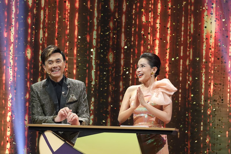 lam vy da hoa me chong "yeu sach", hanh ha con dau dang bau vuot mat hinh 1
