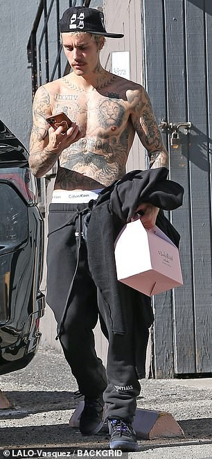 justin bieber muot mat mo hoi, coi ao ra pho sau buoi tap vu dao hinh 2