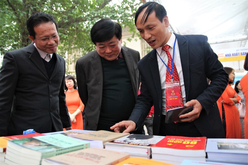 trien lam sach ky niem 90 nam ngay thanh lap dang cong san viet nam hinh 3