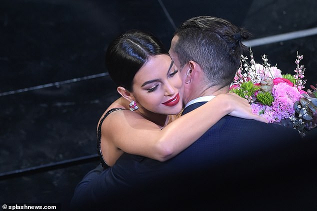 ban gai ronaldo pho duong cong hut mat, tro tai khieu vu dieu luyen hinh 7
