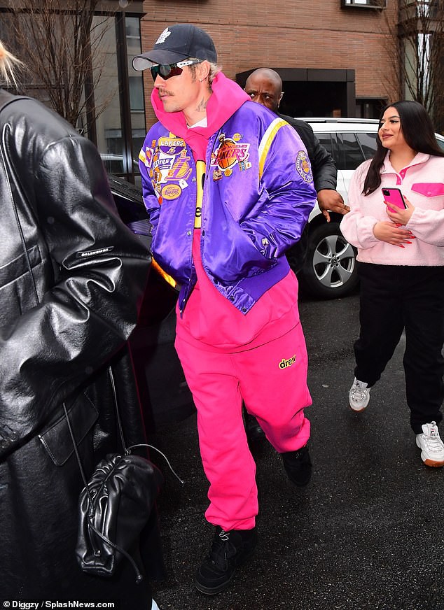 justin bieber mac bo do hong ruc, sanh dieu den phong thu cung ba xa hinh 4