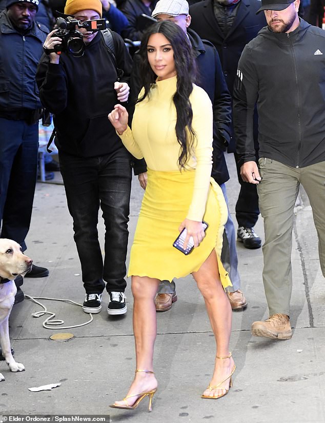 kim kardashian mac do bo sat, tinh tu hon chong giua chon dong nguoi hinh 3
