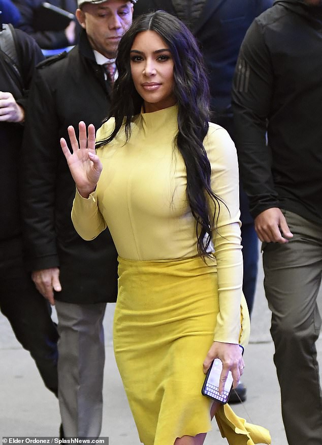 kim kardashian mac do bo sat, tinh tu hon chong giua chon dong nguoi hinh 4