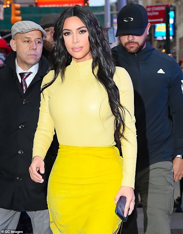 kim kardashian mac do bo sat, tinh tu hon chong giua chon dong nguoi hinh 6