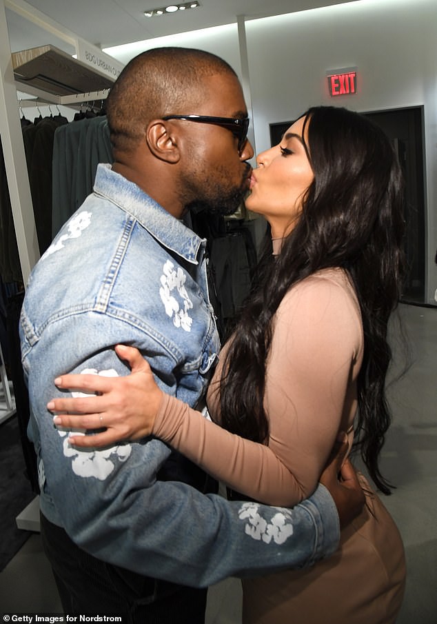 kim kardashian mac do bo sat, tinh tu hon chong giua chon dong nguoi hinh 1