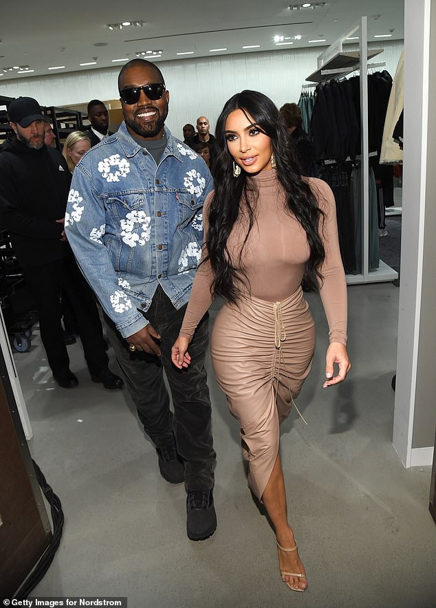 kim kardashian mac do bo sat, tinh tu hon chong giua chon dong nguoi hinh 2