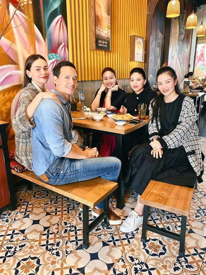 chuyen showbiz: ho ngoc ha om vai ban trai "cuc tinh" tai nha hang hinh 1