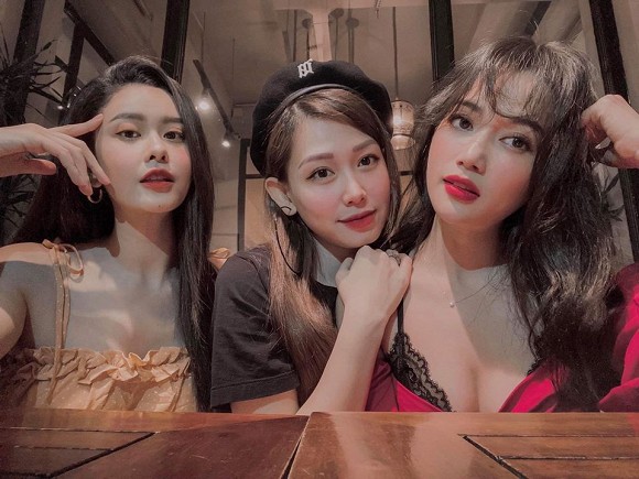 chuyen showbiz: ho ngoc ha om vai ban trai "cuc tinh" tai nha hang hinh 7