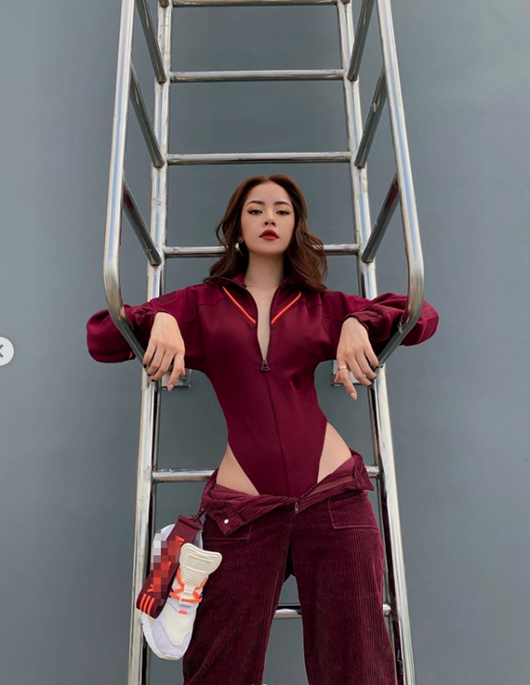 chuyen showbiz: ho ngoc ha om vai ban trai "cuc tinh" tai nha hang hinh 8
