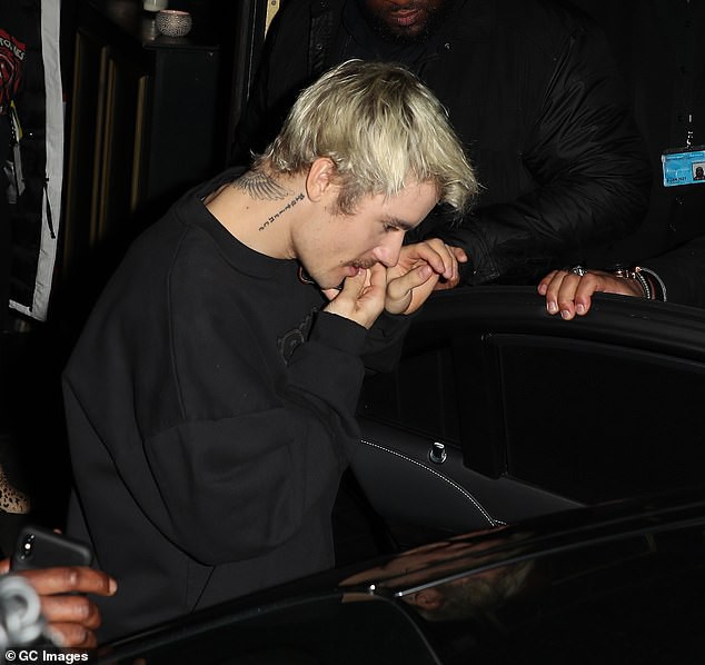 justin bieber dien mao khac la, vui ve tai xuat giua vong vay cua fans hinh 10