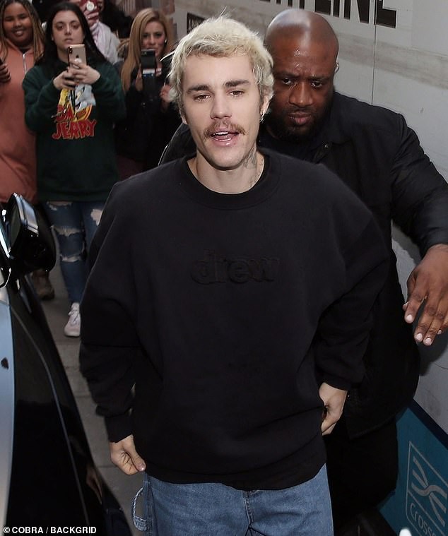 justin bieber dien mao khac la, vui ve tai xuat giua vong vay cua fans hinh 1