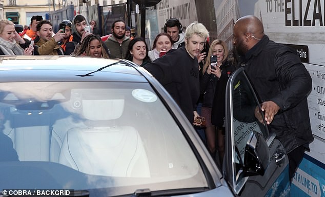 justin bieber dien mao khac la, vui ve tai xuat giua vong vay cua fans hinh 2