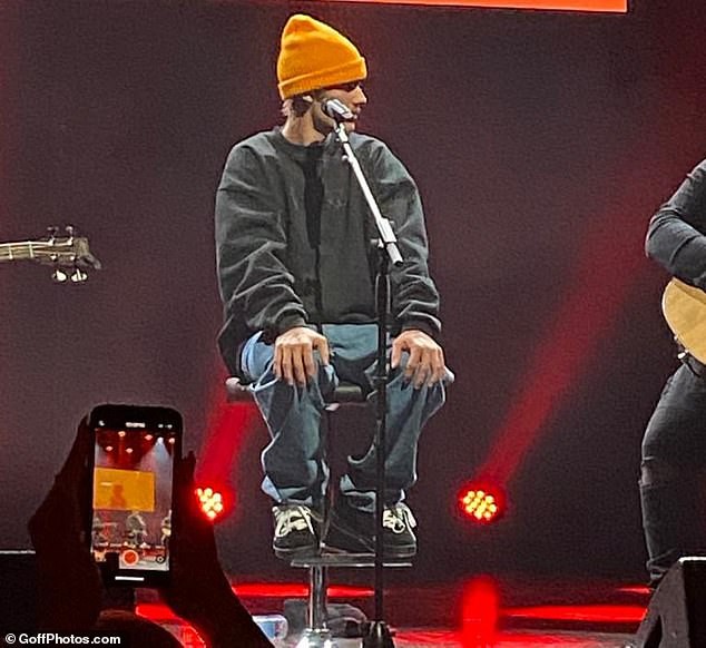 justin bieber dien mao khac la, vui ve tai xuat giua vong vay cua fans hinh 6