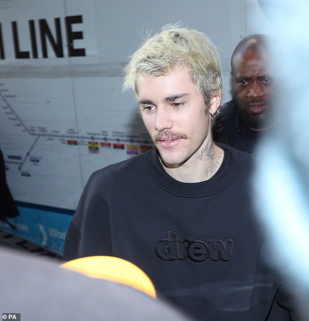 justin bieber dien mao khac la, vui ve tai xuat giua vong vay cua fans hinh 9