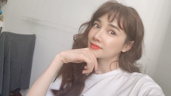 chuyen showbiz: nha phuong doi kieu toc "ba thim" van xinh dep bat ngo hinh 1