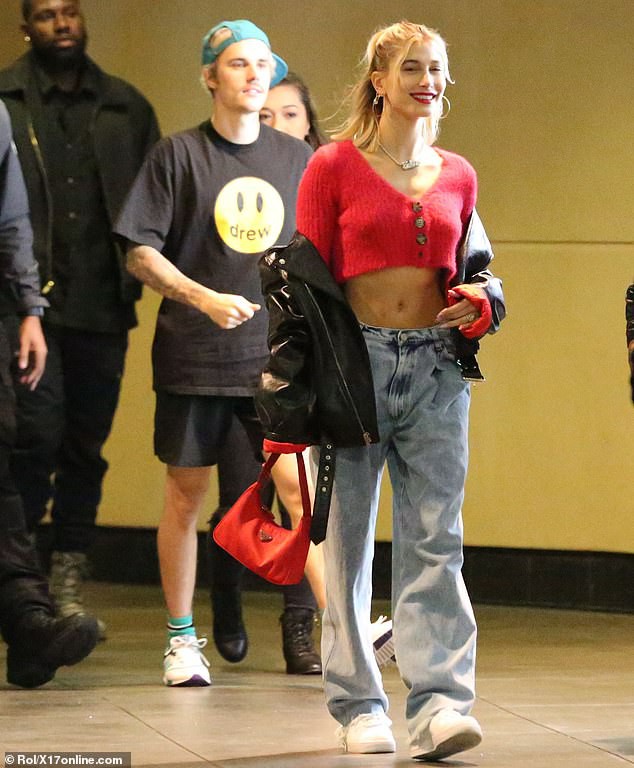 vo justin bieber dien croptop sanh dieu, xinh dep di choi cung chong hinh 1