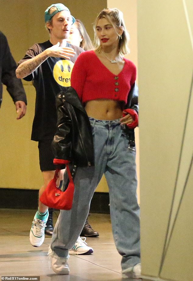 vo justin bieber dien croptop sanh dieu, xinh dep di choi cung chong hinh 2