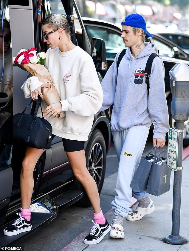 vo justin bieber dien croptop sanh dieu, xinh dep di choi cung chong hinh 6