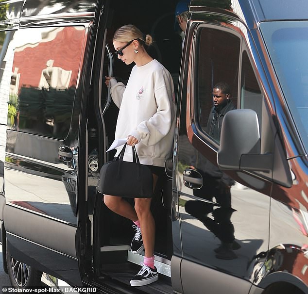 vo justin bieber dien croptop sanh dieu, xinh dep di choi cung chong hinh 8