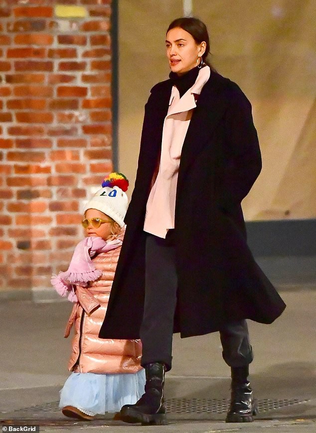 irina shayk dep hut mat khi ra pho trong tiet troi gia lanh hinh 6