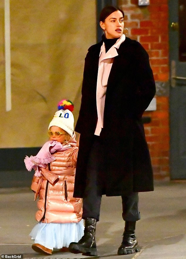 irina shayk dep hut mat khi ra pho trong tiet troi gia lanh hinh 8