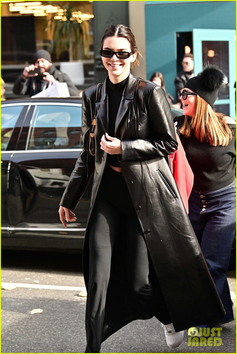 kendall jenner de mat moc xinh dep, rang ro di an trua o new york hinh 1