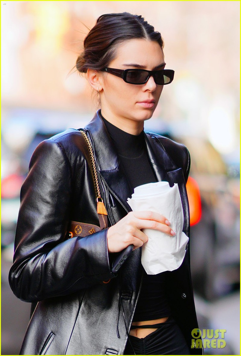 kendall jenner de mat moc xinh dep, rang ro di an trua o new york hinh 2