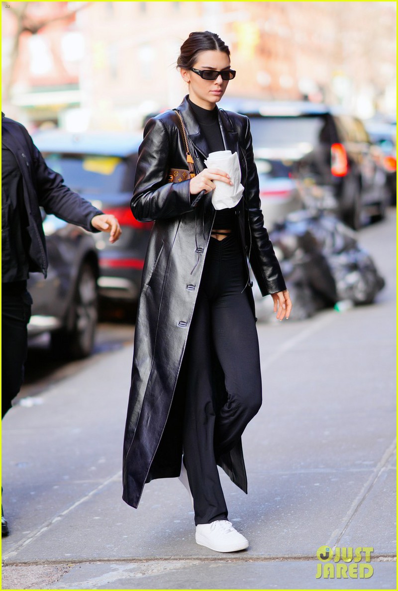 kendall jenner de mat moc xinh dep, rang ro di an trua o new york hinh 5