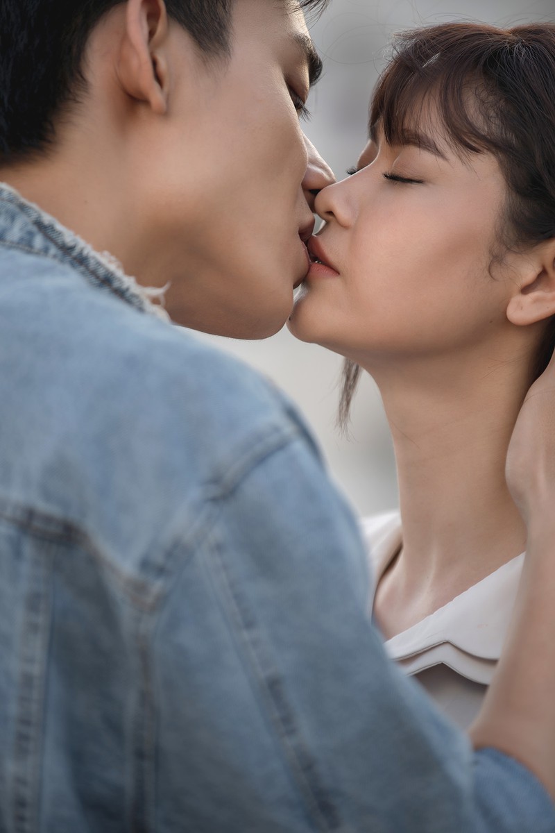 truong quynh anh giai dap ve canh hon moi chang trai la trong mv moi hinh 1