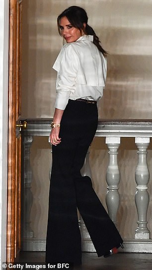 victoria beckham hiem hoi khoe chan thon dai quyen ru tren bia tap chi hinh 6