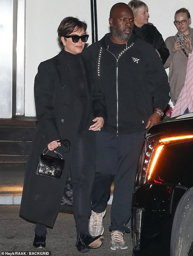 kim kardashian mac do bo sat, vui ve di an toi truoc tin don ly hon hinh 4