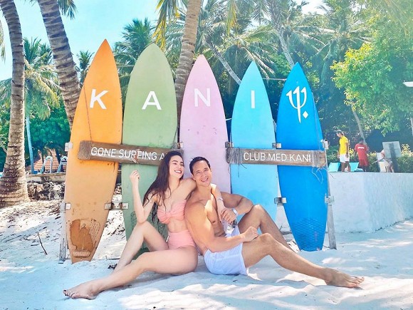 chuyen showbiz: ho ngoc ha va ban trai tinh tu khoe body tren bai bien hinh 1
