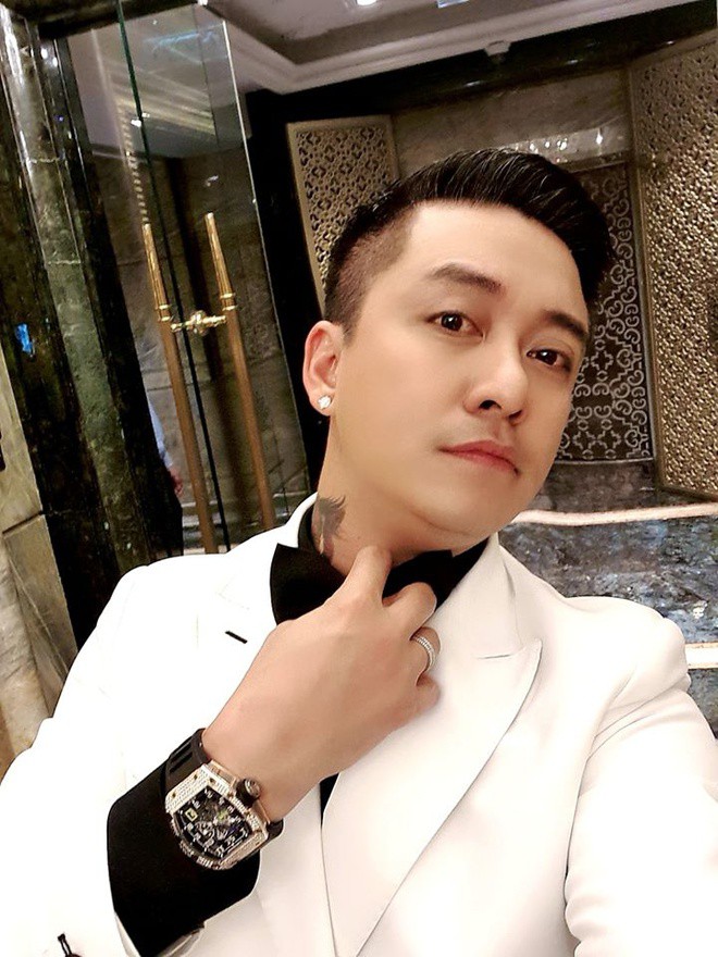 chuyen showbiz: ho ngoc ha va ban trai tinh tu khoe body tren bai bien hinh 4