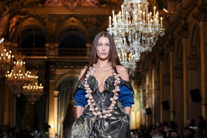 bella hadid dien set do ghi le "nam tinh" sai buoc tren pho o paris hinh 7