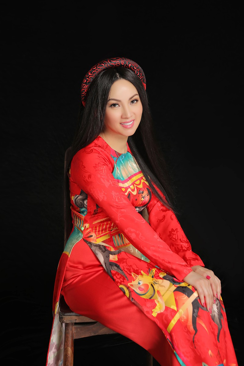 ca si ty phu ha phuong dien ao dai hoa tiet, dep rang ro o tuoi 48 hinh 4