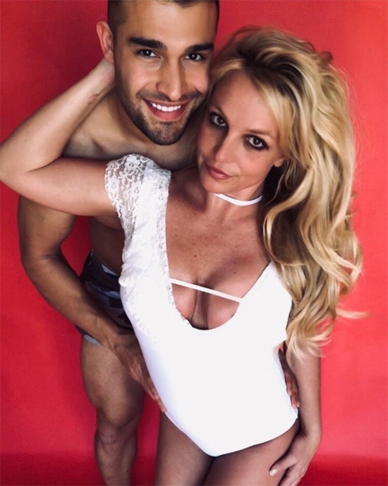britney spears khoe anh nong bong chuc mung sinh nhat tinh tre hinh 1
