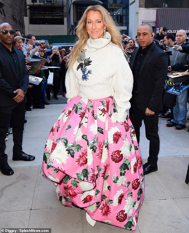 celine dion rang ro tung hoa ve phia fans ngay ngoai sanh khach san hinh 2