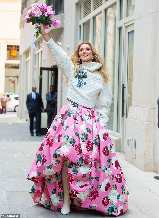 celine dion rang ro tung hoa ve phia fans ngay ngoai sanh khach san hinh 9