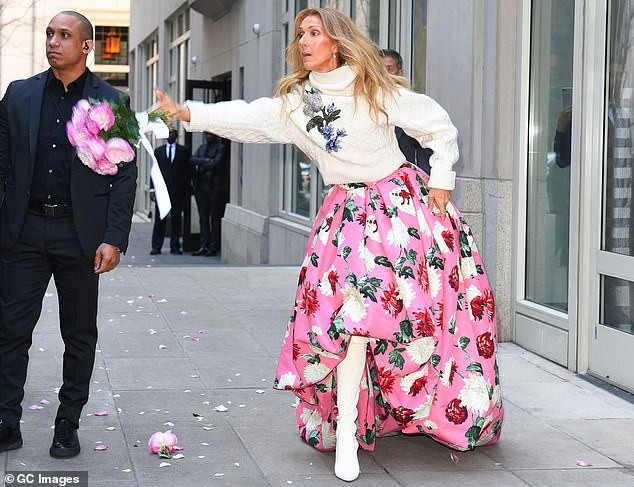 celine dion rang ro tung hoa ve phia fans ngay ngoai sanh khach san hinh 5