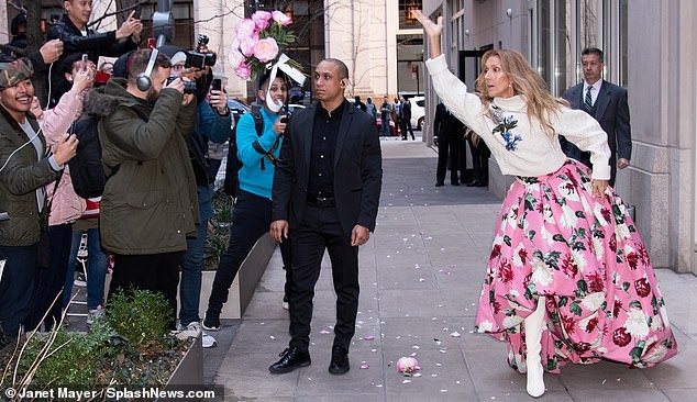 celine dion rang ro tung hoa ve phia fans ngay ngoai sanh khach san hinh 6