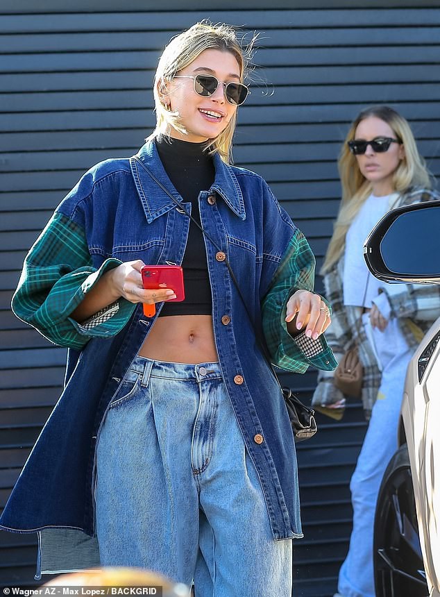 vo justin bieber mac croptop khoe eo thon khi di an trua cung ban be hinh 3