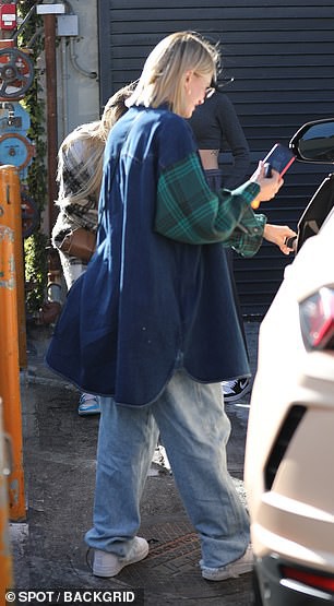 vo justin bieber mac croptop khoe eo thon khi di an trua cung ban be hinh 4