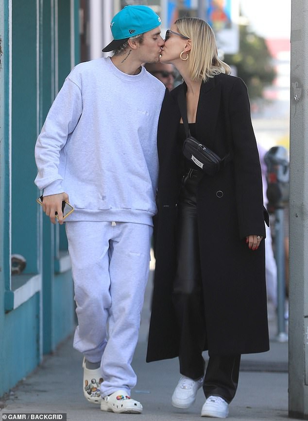 vo justin bieber mac croptop khoe eo thon khi di an trua cung ban be hinh 7