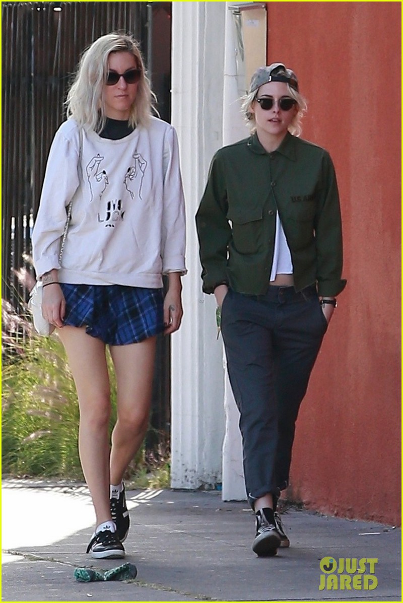 kristen stewart mac "bui bam" di an trua cung ban gai o my hinh 1