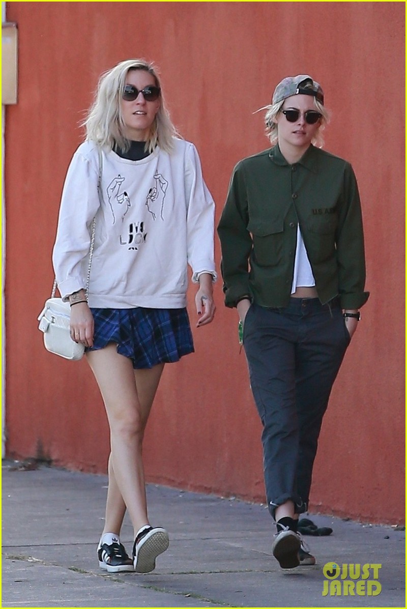 kristen stewart mac "bui bam" di an trua cung ban gai o my hinh 2