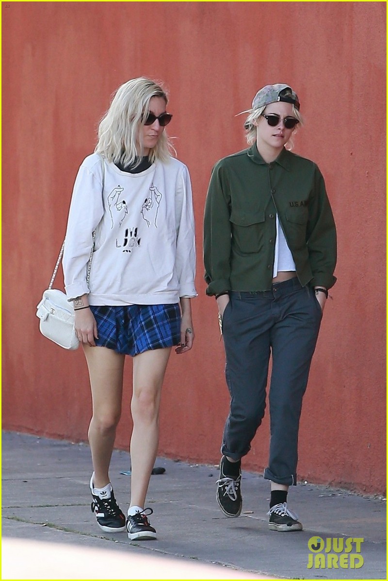 kristen stewart mac "bui bam" di an trua cung ban gai o my hinh 3